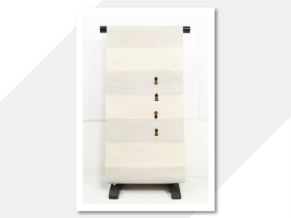 誉田屋源兵衛 正絹 九寸名古屋帯 八蜂文 生成り